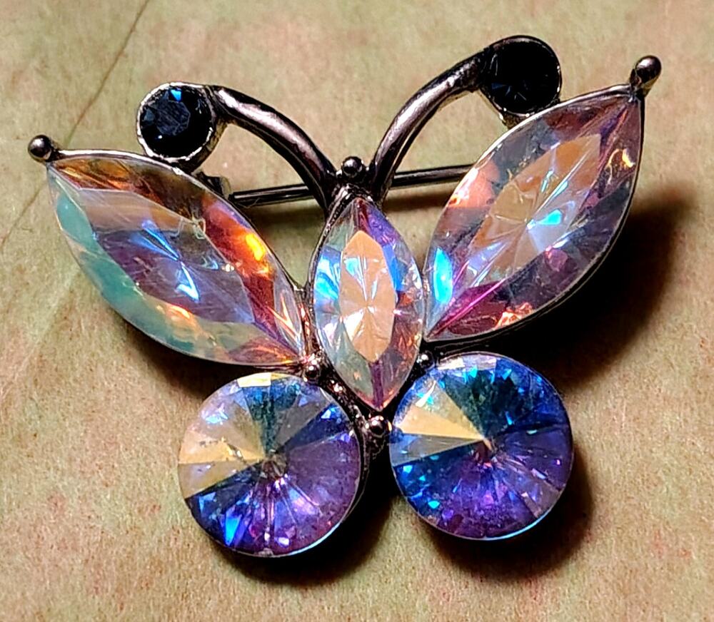 BRILLIANT MULTI-FACETED CRYSTAL BUTTERFLY BROOCH / PIN